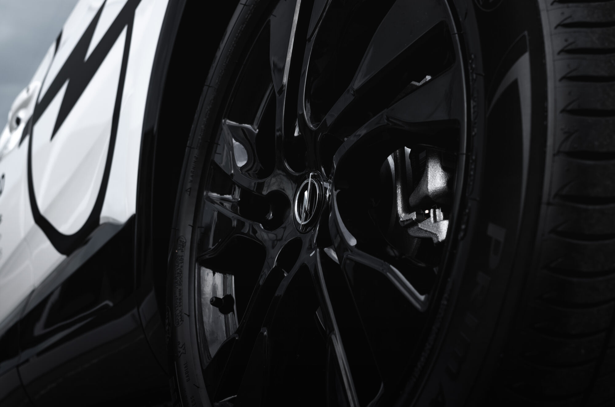 На зображенні мотоцикл Kawasaki w50 зеленого кольору 